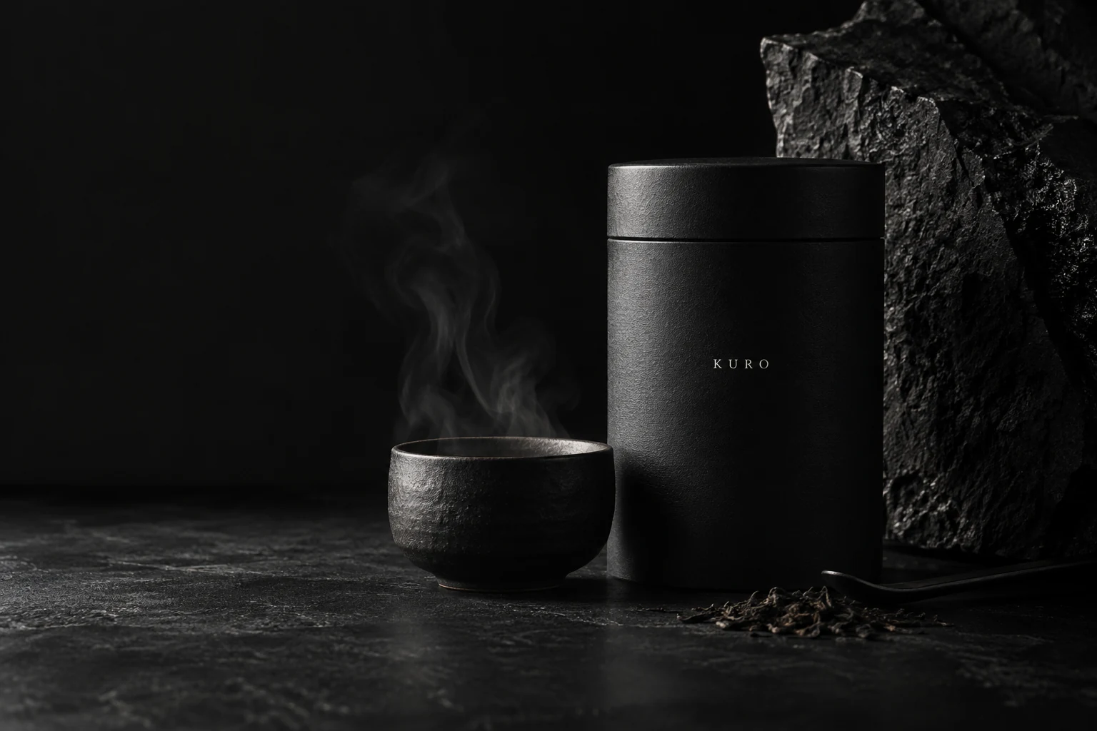 黒い茶筒と湯気の立つ湯呑みの生成商品写真